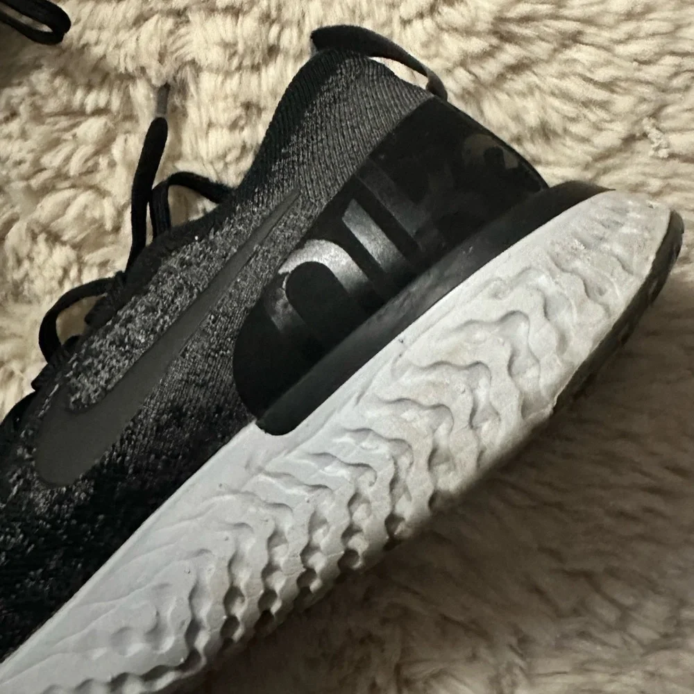Nike Epic React Flyknit Running Shoes Women’s 8